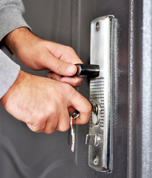 双手将钥匙插入门锁图片下载