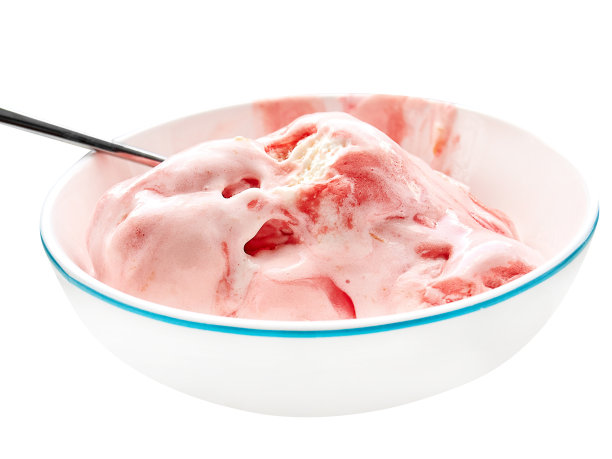 冰淇淋放在白色的碗里图片下载