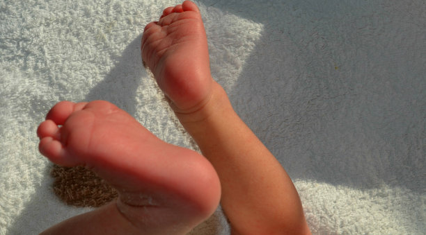 小男孩的脚，背景图片下载