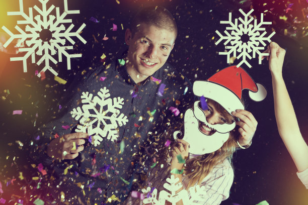 年轻夫妇在派对上图片下载