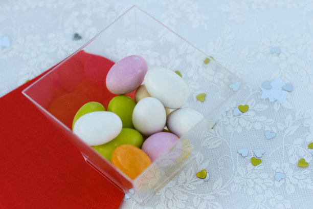 五彩纸屑和心形小装饰品图片下载