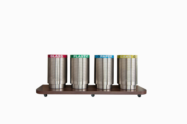 4个垃圾桶，每一种垃圾分开(有剪切路径)图片下载