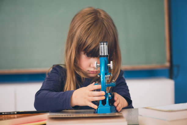 教室里的女学生图片下载
