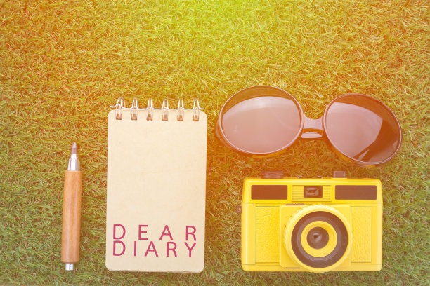 日记本概念太阳眼镜，笔记本相机和尖铅笔图片下载