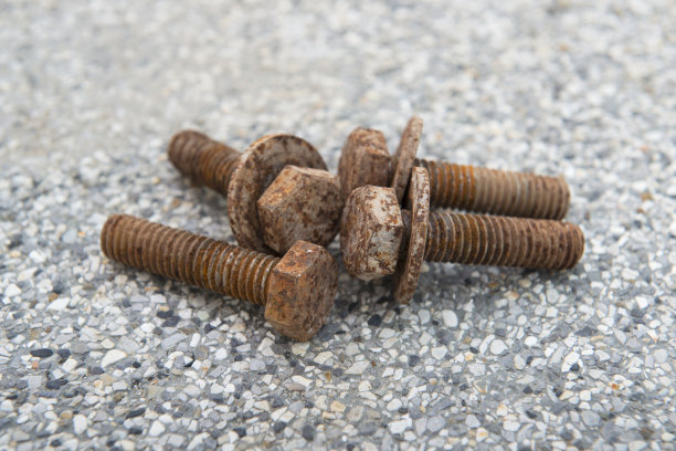 地上生锈的螺栓和螺母。图片下载