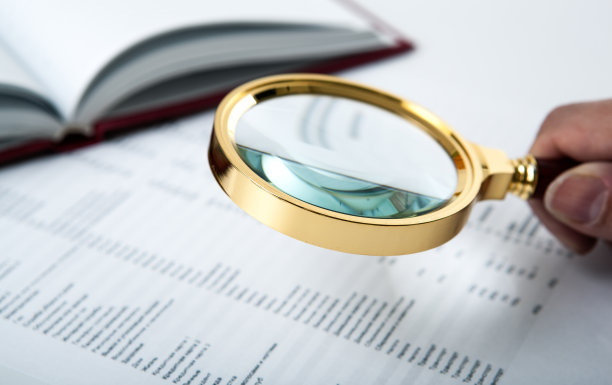 题词求职和手拿放大镜图片下载