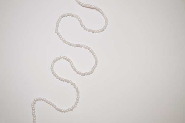 一串白色闪亮的珠子图片下载