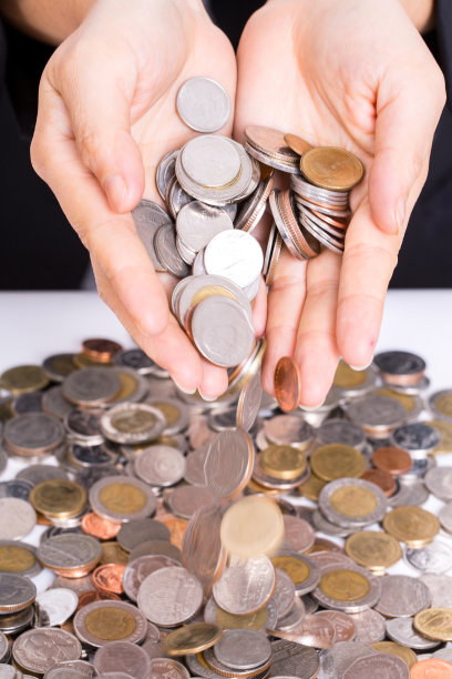 图片:女人用手盖住她的钱图片下载