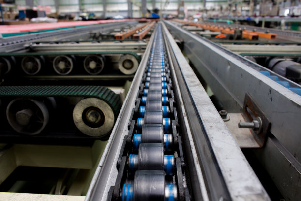 输送机在工厂的生产线上。图片下载