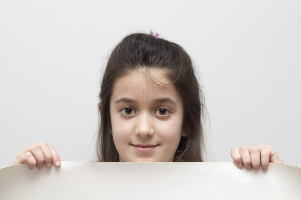 孩子拿着一个空白的标志图片下载