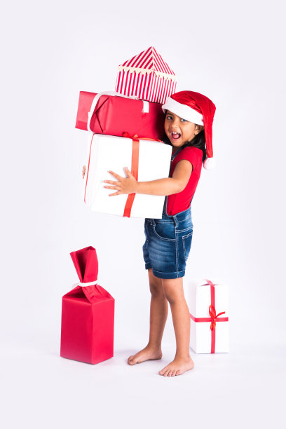 一个印第安小女孩，手里拿着一堆圣诞礼物图片下载