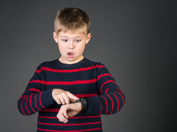 一个男生指着手表，担心要迟到了。时间。图片下载