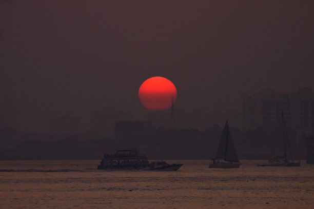 日落时分，孟买的船只返回图片下载