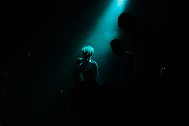 蓝色灯光下的年轻歌手图片下载