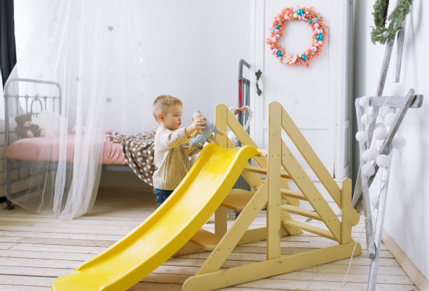 孩子在托儿所玩耍。图片下载