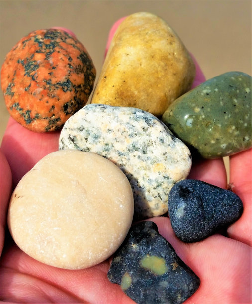 手里拿着五颜六色的亮石图片下载