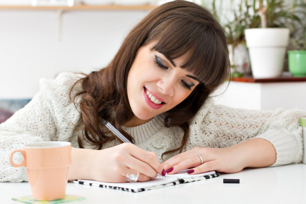 年轻女子写作构思图片下载