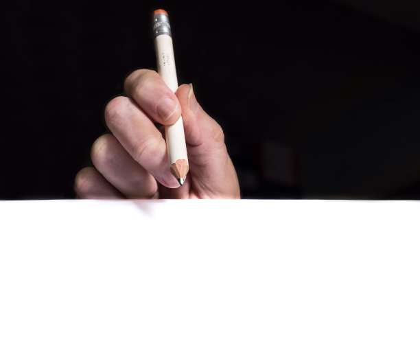 削尖的铅笔正要在白纸上写字。图片下载