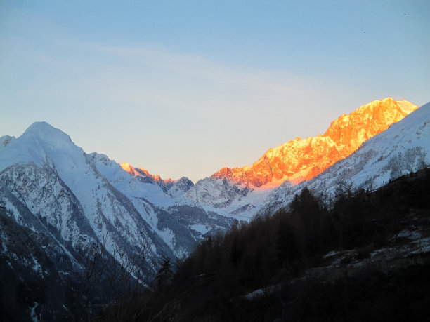 高山阿尔卑斯山，雪，冬天，日出，全景勃朗峰图片下载