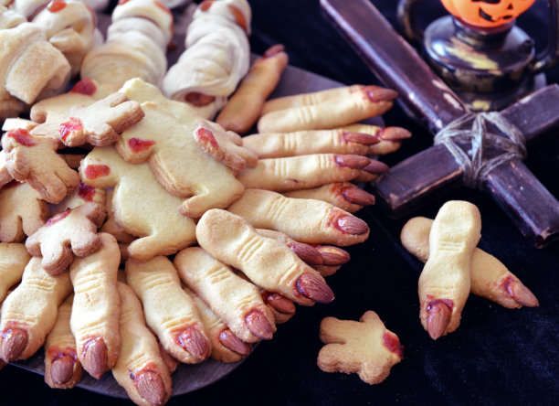 万圣节的静物画有手指饼干和十字架图片下载