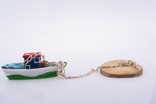 带锁链的五颜六色的小模型船图片下载