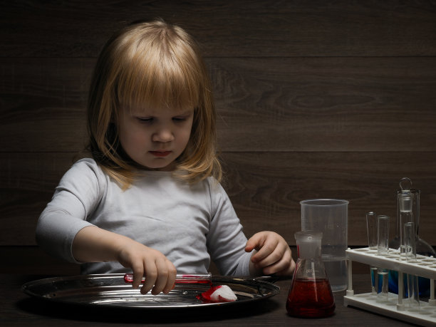 小婴儿和化学实验图片下载