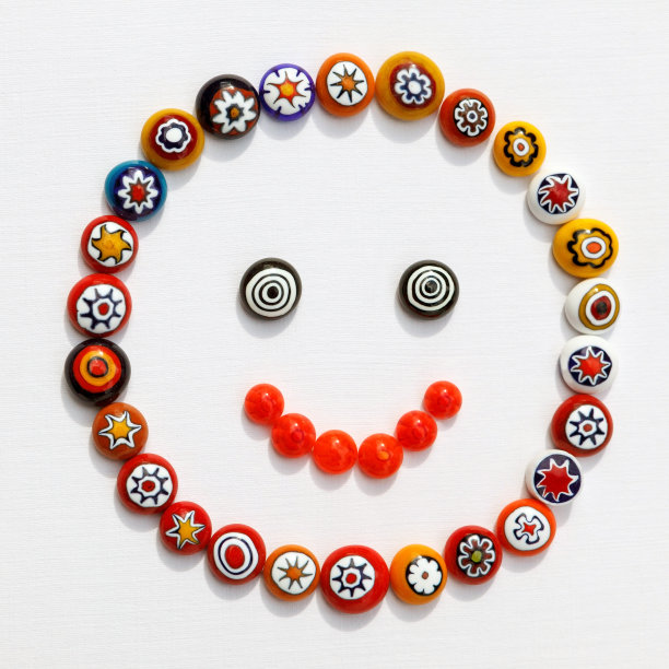 用威尼斯玻璃珠做成的笑脸。图片下载