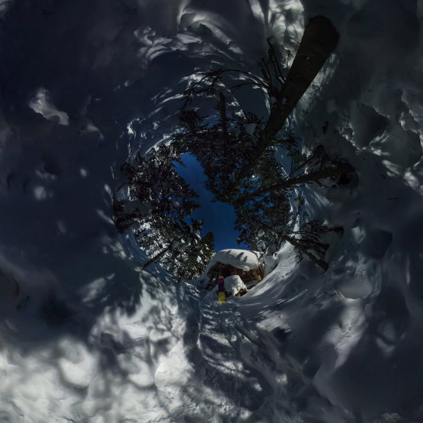 360全景小屋和冬季森林滑雪板图片下载