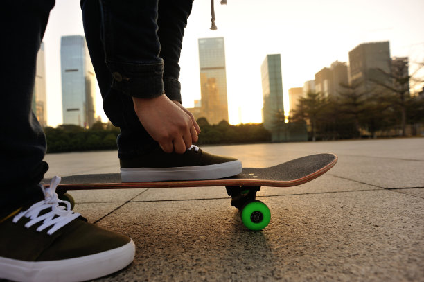 滑板在城市系鞋带图片下载