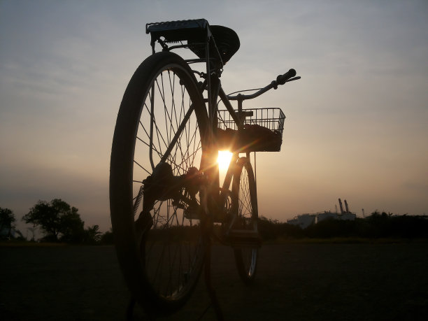自行车上的日落图片下载