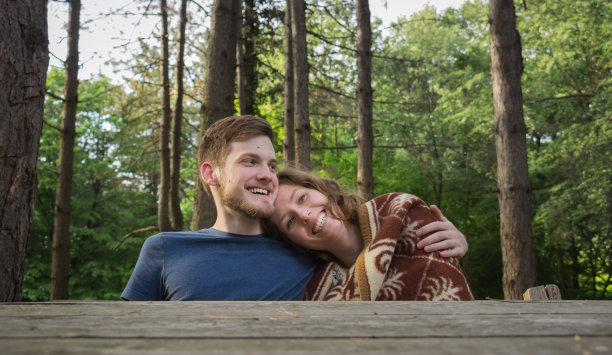 女孩男孩夫妇拥抱森林。图片下载