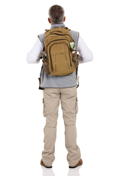 男性徒步旅行者的后视图图片下载