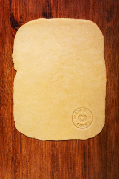 木桌上的酥皮点心图片下载