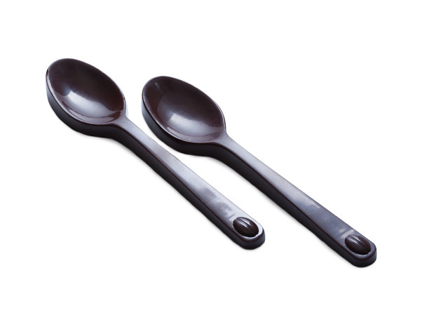 用黑巧克力做的勺子，单独放在白巧克力上图片下载