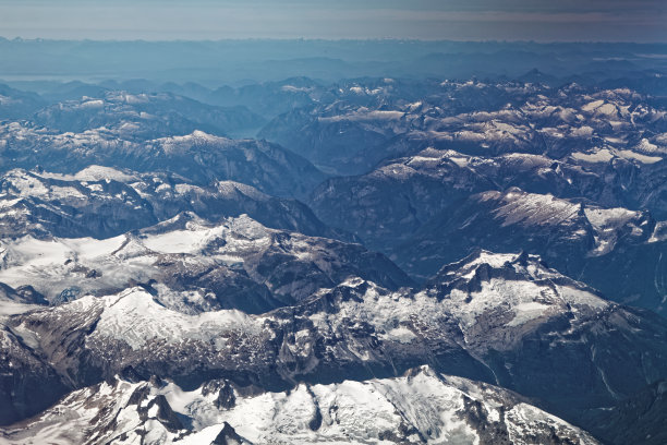 深山山谷在崎岖的地形图片下载