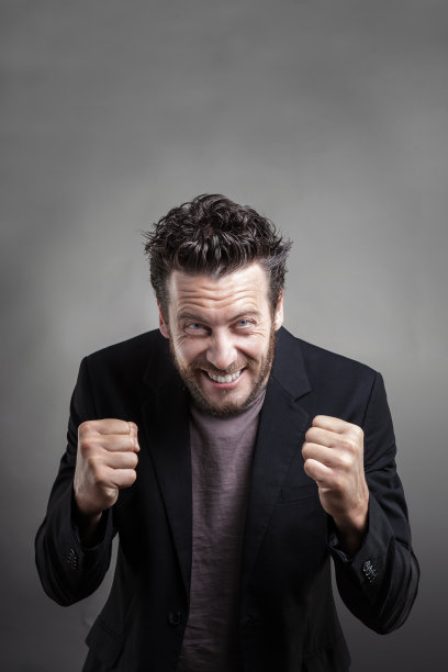 英俊的年轻人兴高采烈图片下载