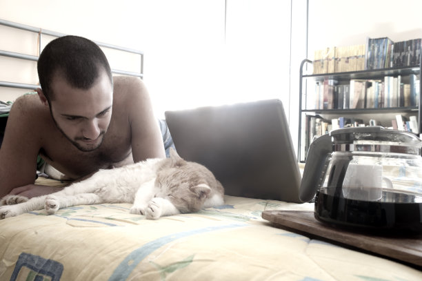 男人在床上喝咖啡图片下载