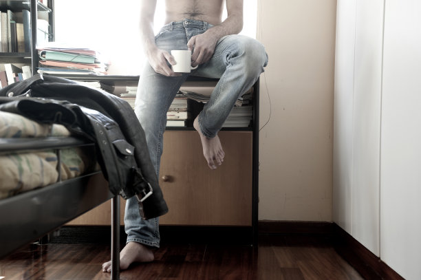 在卧室里喝咖啡的男人图片下载