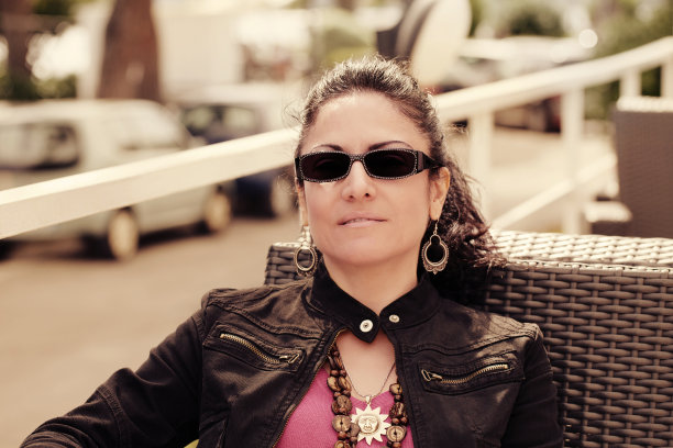 凉爽的黑发女人放松图片下载