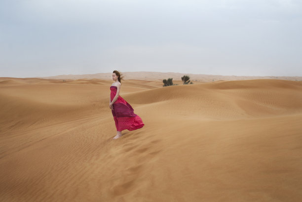 沙丘上的年轻女孩图片下载