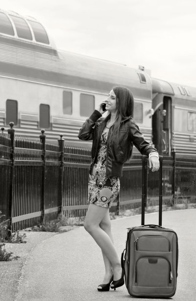 年轻女子正在打手机图片下载