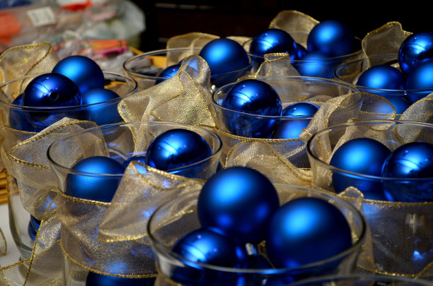 花瓶中的蓝色饰品图片下载