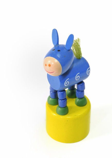 木制的马玩具在白色的背景。图片下载