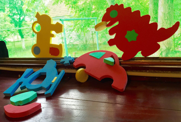 柔软的史前恐龙攻击柔软的汽车和直升机图片下载