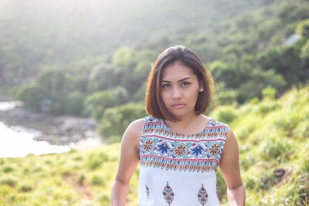 漂亮得像一个背光山上的女人图片下载