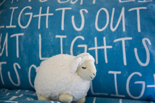 床上的羊，灯灭了床单图片下载