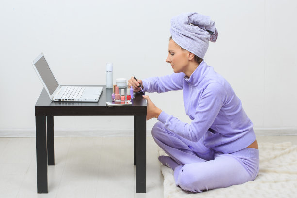 年轻漂亮的女人在蓝色的浴巾头上图片下载