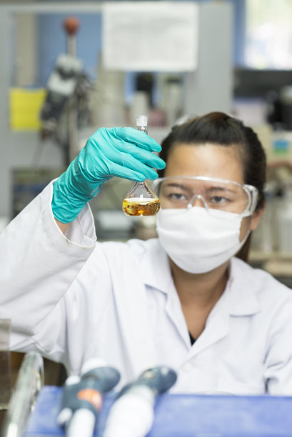 拿着测试杯，脸模糊的女士图片下载