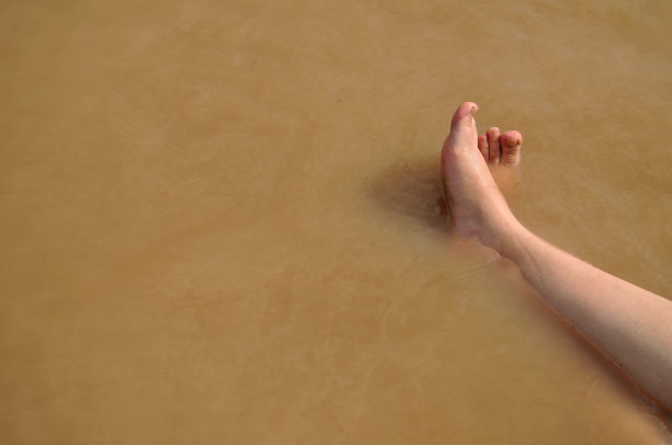 河上的腿图片下载