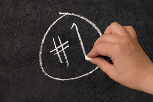 老师用白粉笔在黑板上写字。素材图片